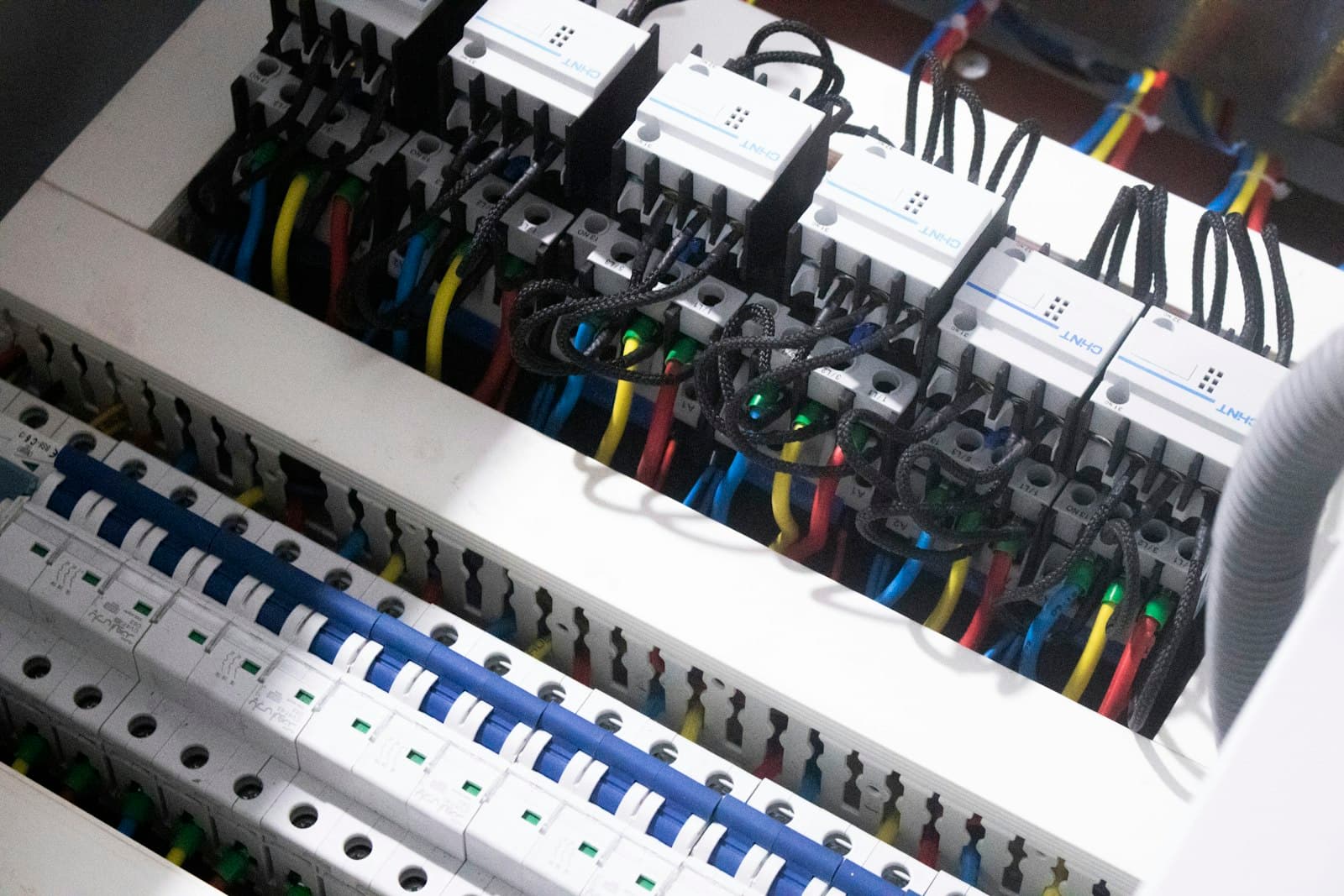 Wiring inside an electrical switch box
